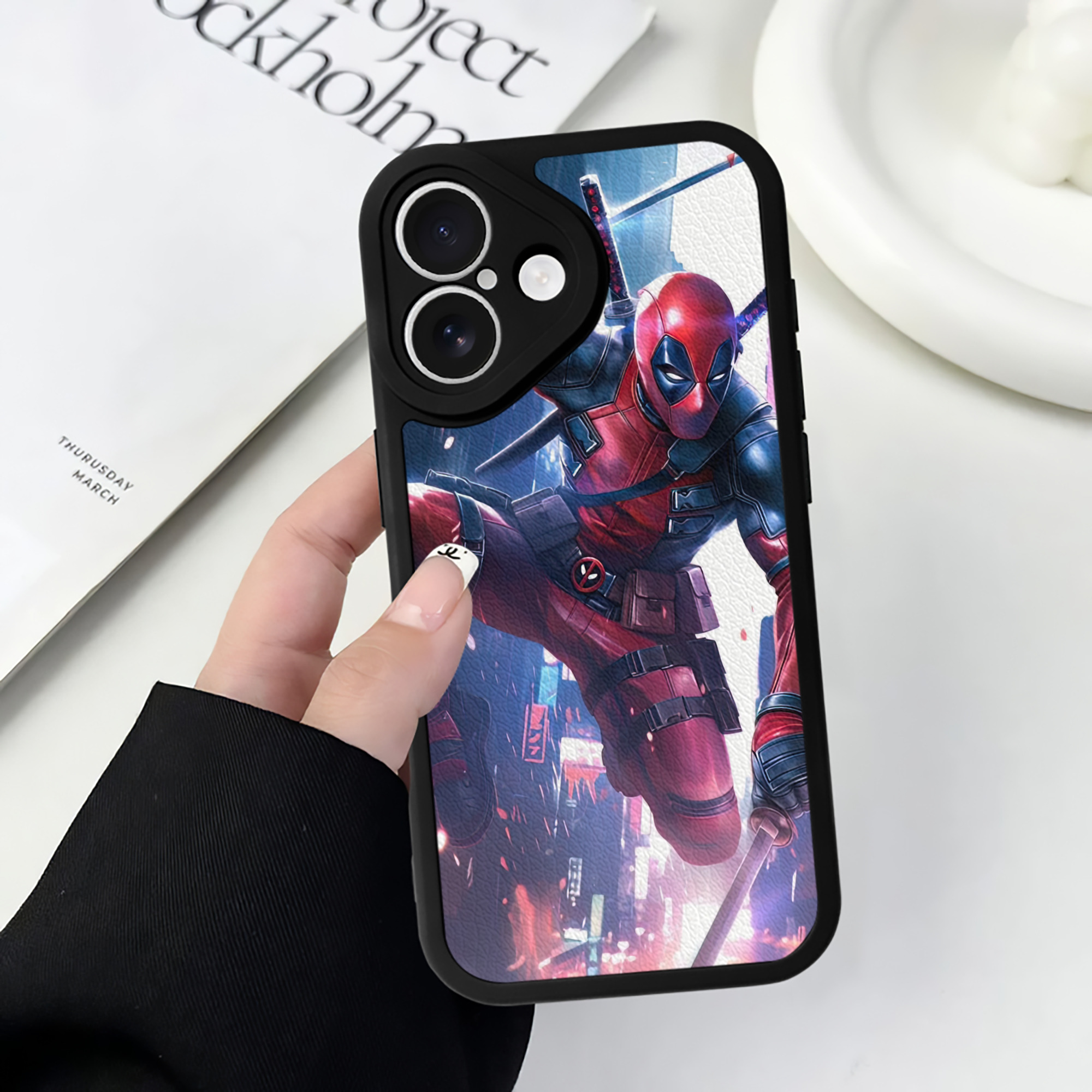 （画像用） Deadpool デッドプール 【iPhone 16シリーズ対応】シリコンスマホケース（レザー調） 材質：シリコン